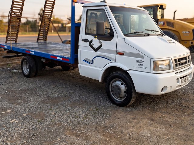 Camion plano con rampa
